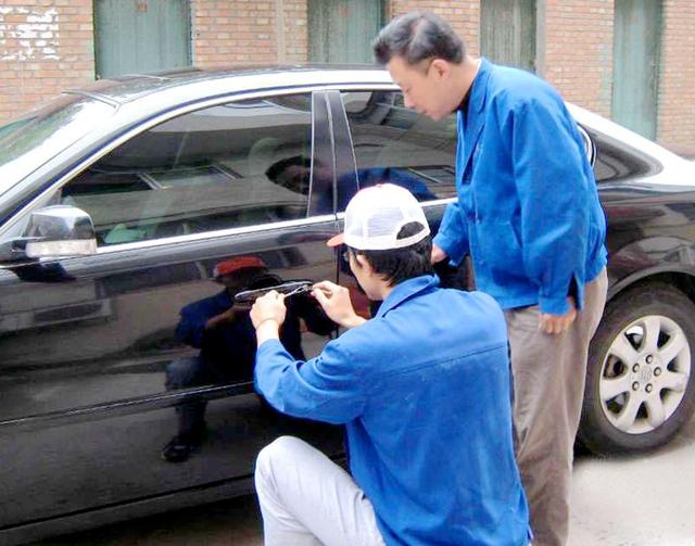 全椒汽车钥匙丢在车里面怎么办?